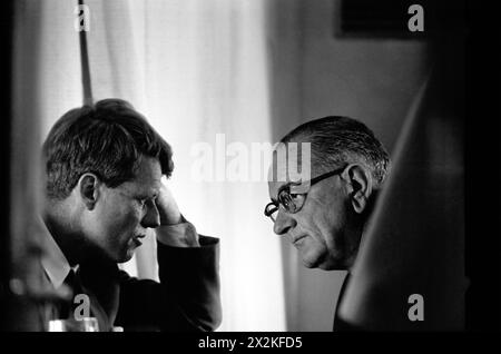 Präsident Lyndon B. Johnson und RFK, Robert F. Kennedy treffen sich am 14. Oktober 1964 im Weißen Haus – Foto des Weißen Hauses Stockfoto