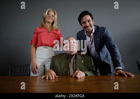 Victor Gonzalez, der Vater und Gründer von Farmacias Similares, zusammen mit seiner Frau, und Victor Gonzalez Herrera, sein Sohn und Exekutivvorsitzender von Grupo Por UN Pais Mejor, spricht auf einer Pressekonferenz während der Einweihung des zweiten Flaggschiffladens von Farmacias Similares im Zocalo von Mexiko-Stadt. Der Laden bietet nicht nur eine Apotheke und ein medizinisches Büro, sondern auch eine große Auswahl an Souvenirs, darunter Kuscheltiere, Kleidung, Mützen, T-Shirts, Sweatshirts, Notizbücher, Lunchboxen und Thermosen sowie eine Reihe kostenloser virtueller und interaktiver Erlebnisse. (Foto von Gerardo Vie Stockfoto