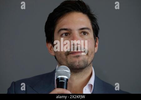 Victor Gonzalez Herrera, der Exekutivvorsitzende von Grupo Por UN Pais Mejor, spricht während einer Pressekonferenz anlässlich der Eröffnung des zweiten Flaggschiffladens von Farmacias Similares im Zocalo von Mexiko-Stadt. Der Shop verfügt nicht nur über eine Apotheke und ein medizinisches Büro, sondern bietet auch eine große Auswahl an Souvenirs, einschließlich Stofftiere, Kleidung, Mützen, T-Shirts, Sweatshirts, Notizbücher, Lunchboxen und Thermosen sowie eine Reihe kostenloser virtueller und interaktiver Erlebnisse. (Foto: Gerardo Vieyra/NurPhoto)0 Stockfoto