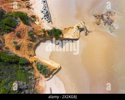 Aus der Vogelperspektive auf erodierte Küstenklippen und Sandstrände unten am Point Roadknight an der Great Ocean Road in Victoria, Australien Stockfoto