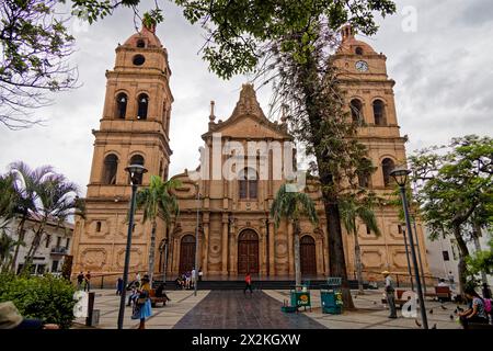 Santa Cruz de la Sierra, Bolivien. Januar 2024. Die Catedral Metropolitana Basílica Menor de San Lorenzo ist ein imposantes Gebäude mit zwei Türmen Stockfoto