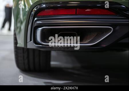 Auspuffschalldämpfer eines modernen Autos, Rückansicht, Nahaufnahme Stockfoto