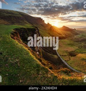 Landschaft - dramatischer Sonnenaufgangshimmel über den Quiraing-Hügeln auf der Halbinsel Trotternish auf der Isle of Skye im schottischen Hochland Stockfoto