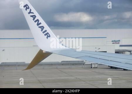 Hahn Themenfoto: Flughafen, Flughafen, Deutschland, Frankfurt Hahn, 22.04.2024 Tragflaechenspitze eines Flugzeuges mit RYANAIR Schriftzug Themenfoto: Flughafen, Flughafen, Deutschland, Frankfurt Hahn, 22.04.2024 *** Hahn Thema Foto Flughafen, Flughafen, Deutschland, Frankfurt Hahn, 22 04 2024 Flügelspitze eines Flugzeugs mit RYANAIR Schriftzug Thema Foto Flughafen, Flughafen, Deutschland, Frankfurt Hahn, 22 04 2024 Copyright: xAugstx/xEibner-Pressefotox EP jat Stockfoto