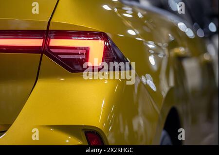 Eine Nahaufnahme eines Rücklichts eines modernen Autos. Selektiver Fokus. Stockfoto