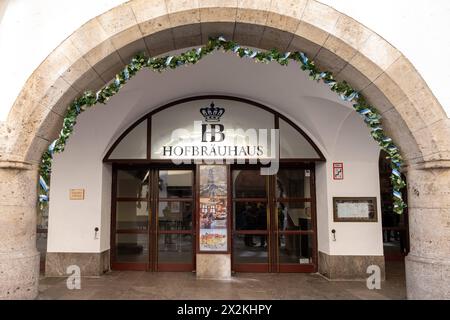 Hofbräuhaus München München April 2024, 20.04.2024 München, Deutschland, Staatliches Hofbräuhaus am Platzl ist ein Bierpalast in der Münchner Altstadt. *** Hofbräuhaus Muenchen April 2024, 20 04 2024 München, Deutschland, Staatliches Hofbräuhaus am Platzl ist ein Bierschloss in der Münchner Altstadt Copyright: XEibner-Pressefoto/deondox EP WST Stockfoto