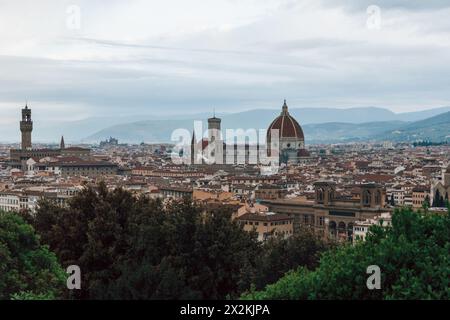 Atemberaubende Aussicht über die Dächer des Zentrums von Florenz in der Toskana, Italien. Der Dom von Florenz und der Palazzo Vecchio ragen über das Stadtzentrum. Stockfoto