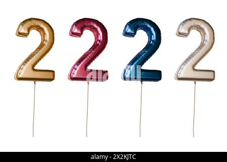 Nummer zwei geformte Folienballons in verschiedenen Farben. Isoliert auf weißem Hintergrund. 3D-gerenderte Abbildung. Stockfoto