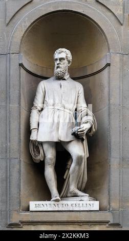 FLORENZ, ITALIEN - 30. Mai 2023: Statue von Benvenuto Cellini in den Nischen der Kolonnade der Uffizien in Florenz, Italien. Stockfoto