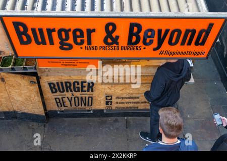 London, Großbritannien - 18. Mai 2023 - Ein Burgerstand auf dem Camden Market mit Kunden in der Warteschlange Stockfoto