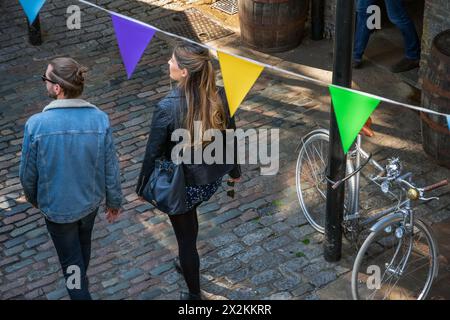 London, Großbritannien - 18. Mai 2023 - Junges Paar hat Spaß am Camden Market Stockfoto