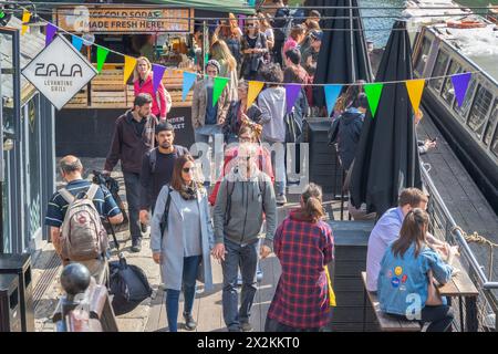 London, Großbritannien - 18. Mai 2023 - Eine Menge Touristen auf dem Camden Lock Market Stockfoto