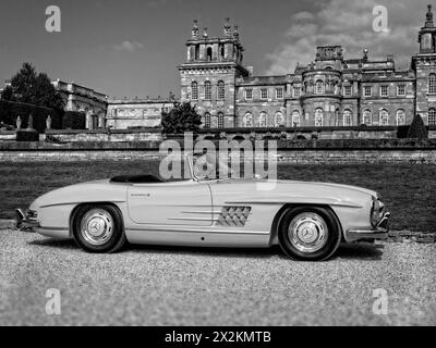 1958 Mercedes-Benz 300 SL Roadster, die im Salon Prive Blenheim Palace 2019 Stockfoto