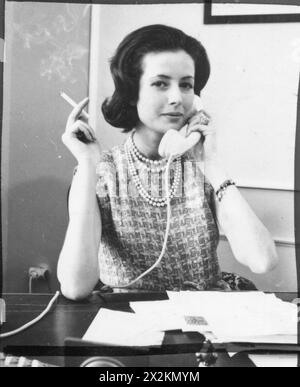Schilling, Gitta, deutsche Schaufensterpuppe und Geschäftsfrau, Besitzerin eines Modehauses, in ihrem Büro, 1960er Jahre, EXTRA-RIGHTS-CLEARANCE-INFO-NOT-AVAILABLE Stockfoto