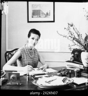 Schilling, Gitta, deutsche Schaufensterpuppe und Geschäftsfrau, Besitzerin eines Modehauses, in ihrem Büro, 1960er Jahre, EXTRA-RIGHTS-CLEARANCE-INFO-NOT-AVAILABLE Stockfoto