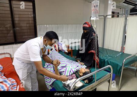 Kinder werden am 23. April 2024 im Internationalen Zentrum für Diarrhoe Disease Research in Bangladesch unter einer anhaltenden Hitzewelle in Dhaka, Bangladesch, medizinisch behandelt. In diesem spezialisierten Krankenhaus werden täglich durchschnittlich 300 Durchfallpatienten behandelt. Aber derzeit steigt die Zahl auf 450-500 Menschen. Laut Krankenhausdaten werden im Durchschnitt pro Stunde 15 Patienten aufgenommen. Vom 7. April bis zum 16. April um 14.00 Uhr wurden mindestens 4.528 Patienten ins Krankenhaus eingeliefert. Ärzte sagen, dass das ganze Land, einschließlich der Hauptstadt, mit einer leichten bis mäßigen Hitzewelle konfrontiert ist. Daher Stockfoto