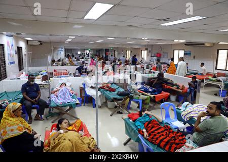 Kinder werden am 23. April 2024 im Internationalen Zentrum für Diarrhoe Disease Research in Bangladesch unter einer anhaltenden Hitzewelle in Dhaka, Bangladesch, medizinisch behandelt. In diesem spezialisierten Krankenhaus werden täglich durchschnittlich 300 Durchfallpatienten behandelt. Aber derzeit steigt die Zahl auf 450-500 Menschen. Laut Krankenhausdaten werden im Durchschnitt pro Stunde 15 Patienten aufgenommen. Vom 7. April bis zum 16. April um 14.00 Uhr wurden mindestens 4.528 Patienten ins Krankenhaus eingeliefert. Ärzte sagen, dass das ganze Land, einschließlich der Hauptstadt, mit einer leichten bis mäßigen Hitzewelle konfrontiert ist. Daher Stockfoto