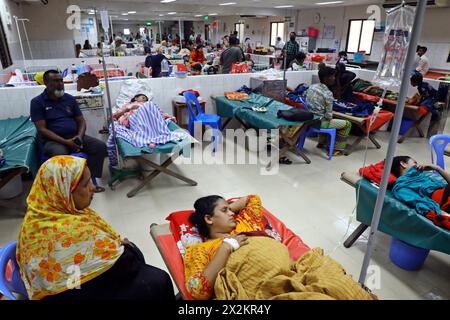 Kinder werden am 23. April 2024 im Internationalen Zentrum für Diarrhoe Disease Research in Bangladesch unter einer anhaltenden Hitzewelle in Dhaka, Bangladesch, medizinisch behandelt. In diesem spezialisierten Krankenhaus werden täglich durchschnittlich 300 Durchfallpatienten behandelt. Aber derzeit steigt die Zahl auf 450-500 Menschen. Laut Krankenhausdaten werden im Durchschnitt pro Stunde 15 Patienten aufgenommen. Vom 7. April bis zum 16. April um 14.00 Uhr wurden mindestens 4.528 Patienten ins Krankenhaus eingeliefert. Ärzte sagen, dass das ganze Land, einschließlich der Hauptstadt, mit einer leichten bis mäßigen Hitzewelle konfrontiert ist. Daher Stockfoto