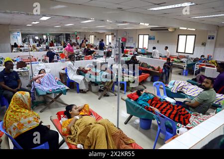 Kinder werden am 23. April 2024 im Internationalen Zentrum für Diarrhoe Disease Research in Bangladesch unter einer anhaltenden Hitzewelle in Dhaka, Bangladesch, medizinisch behandelt. In diesem spezialisierten Krankenhaus werden täglich durchschnittlich 300 Durchfallpatienten behandelt. Aber derzeit steigt die Zahl auf 450-500 Menschen. Laut Krankenhausdaten werden im Durchschnitt pro Stunde 15 Patienten aufgenommen. Vom 7. April bis zum 16. April um 14.00 Uhr wurden mindestens 4.528 Patienten ins Krankenhaus eingeliefert. Ärzte sagen, dass das ganze Land, einschließlich der Hauptstadt, mit einer leichten bis mäßigen Hitzewelle konfrontiert ist. Daher Stockfoto