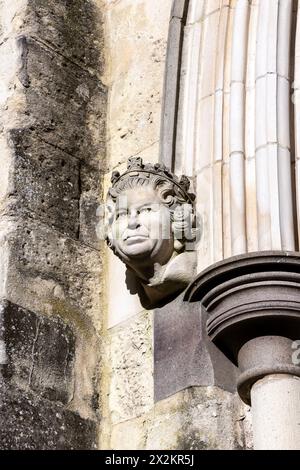 Leiter der Königin Elisabeth II. Am Haupteingang der Kathedrale von Chichester, Chichester, West Sussex, England Stockfoto