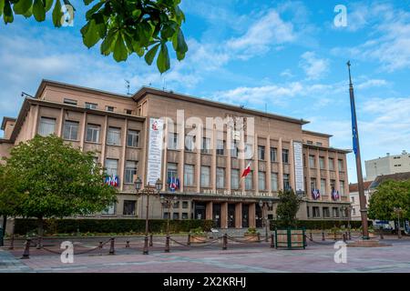 Außenansicht des Rathauses und des Theaters von Poissy, Frankreich. Poissy ist eine Stadt des französischen Departements Yvelines in der Region Ile-de-France Stockfoto