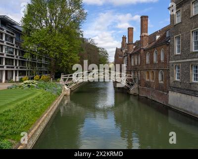 Queens College mit der Mathematical Bridge über den Fluss Cam, Cambridge, Großbritannien Stockfoto