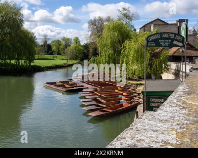 Cambridge Chaffeur Punts, River Cam, Silver Street Bridge, Cambridge, Großbritannien; es werden Flussrundfahrten und Selbstvermietung angeboten Stockfoto