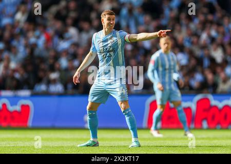 London, Großbritannien. April 2024. Coventry City Mittelfeldspieler Ben Sheaf (14) Gesten während des Halbfinalspiels Coventry City FC gegen Manchester United FC Emirates FA Cup im Wembley Stadium, London, England, Großbritannien am 21. April 2024 Credit: Every Second Media/Alamy Live News Stockfoto