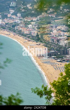 Blick auf den Kleopatra-Strand in Alanya, einem der touristischen Viertel von Antalya, vom Schloss Alanya Stockfoto