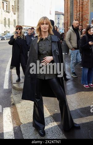 MAILAND, ITALIEN - 25. FEBRUAR 2024: Eva Riccobono vor Luisa Spagnoli Fashion Show, Mailand Fashion Week Street Style Stockfoto