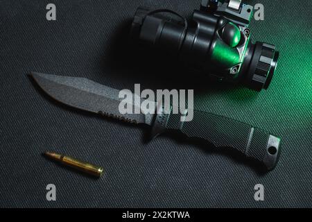 Taktisches Messer mit fester Klinge, gt14 Nachtsichtgerät und 5,56 x 45 mm Kartusche. Stockfoto