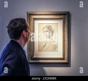 Piano Nobile 23 April 2024 Augustus John Portrait of Mary McEvoy, 1907 signiert, datiert und mit der Inschrift unten rechts „John. 07/ zu Ambrose/ McEvoy' Graphitstift auf Papier. Diese Ausstellung erforscht die frühen künstlerischen Netzwerke um John und seine Slade School Alumni vor dem Ersten Weltkrieg. Neben Augustus John zeigt die Ausstellung Arbeiten der begabten Slade-Schüler Gwen John, Wyndham Lewis, William Orpen, James Dickson Innes und Derwent Lees sowie deren Freunde Jacob Epstein, Henry Lamb und William Rothenstein. Piano Nobile 26. April - 13. Juli. Paul Quezada-Neiman/Alamy Live News Stockfoto