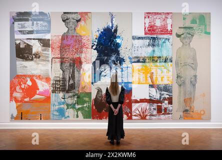 Thaddaeus Ropac, London, Großbritannien. April 2024. Zwischen 1984 und 1991 führte Robert Rauschenberg ein monumentales Kulturaustauschprogramm durch, um das gegenseitige Verständnis zwischen verschiedenen Kulturen durch künstlerischen Ausdruck zu fördern. Mit Werken direkt der Robert Rauschenberg Stiftung ist dies die erste Galerieerhebung, die das gesamte Projekt seit seinem Abschluss im Jahr 1991 abdeckt. Die Ausstellung umfasst Leinwände, Skulpturen, Papparbeiten, Neonlicht, Fotografien und Textilien, sowie ein Beispiel für Rauschenbergs früheste Metallgemälde. Bild: Caryatid Cavalcade/ROCI CH Stockfoto