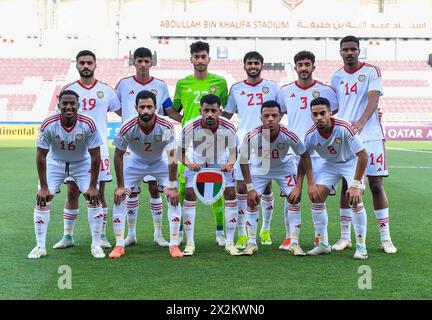 (240423) -- DOHA, 23. April 2024 (Xinhua) -- Starterspieler der Vereinigten Arabischen Emirate stehen vor dem Gruppenspiel zwischen China und den Vereinigten Arabischen Emiraten des AFC U23 Asian Cup Katar 2024 in Doha, Katar, 22. April 2024. (Foto: Nikku/Xinhua) Stockfoto