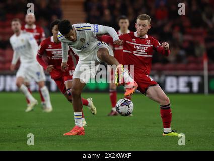 Middlesbrough, Großbritannien. April 2024. Georginio Rutter aus Leeds vereinte sich in Aktion mit Lewis O'Brien aus Middlesbrough während des Sky Bet Championship Matches im Riverside Stadium in Middlesbrough. Der Bildnachweis sollte lauten: Nigel Roddis/Sportimage Credit: Sportimage Ltd/Alamy Live News Stockfoto