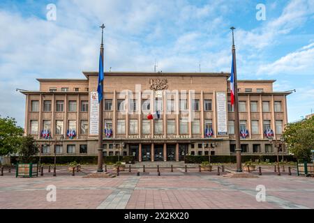 Außenansicht des Rathauses und des Theaters von Poissy, Frankreich. Poissy ist eine Stadt des französischen Departements Yvelines in der Region Ile-de-France Stockfoto