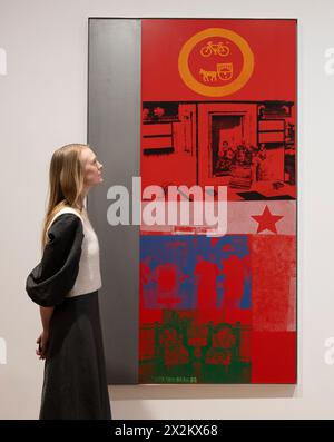 Thaddaeus Ropac, London, Großbritannien. April 2024. Zwischen 1984 und 1991 führte Robert Rauschenberg ein monumentales Kulturaustauschprogramm durch, um das gegenseitige Verständnis zwischen verschiedenen Kulturen durch künstlerischen Ausdruck zu fördern. Mit Werken direkt der Robert Rauschenberg Stiftung ist dies die erste Galerieerhebung, die das gesamte Projekt seit seinem Abschluss im Jahr 1991 abdeckt. Die Ausstellung umfasst Leinwände, Skulpturen, Papparbeiten, Neonlicht, Fotografien und Textilien, sowie ein Beispiel für Rauschenbergs früheste Metallgemälde. Bild: Roter Sonntag/ROCI Kuba 1985 Stockfoto