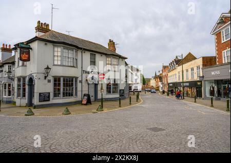 Der Crown Pub und der Waterstones Bookshop befinden sich in Carfax im Zentrum von Horsham, einer Marktstadt in West Sussex, England. Stockfoto