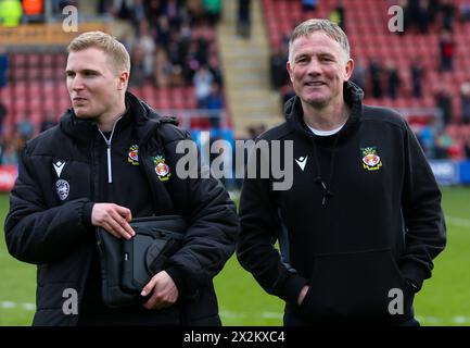 Wrexham-Manager Phil Parkinson (rechts) feiert am Ende des Spiels mit Performance Analyst George Parkinson nach dem Spiel der Sky Bet League Two im Mornflake Stadium, Crewe. Bilddatum: Samstag, 20. April 2024. Stockfoto