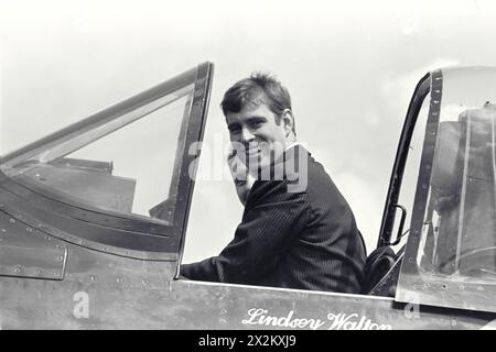 Prince Andrew auf der Biggin Hill Air Show, Kent, UK .1983. Sitzt in einem alten Flugzeug aus dem 2. Weltkrieg. Stockfoto