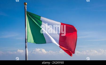 Die Fahne von Italien flattert im Wind, isoliert gegen blauer Himmel Stockfoto