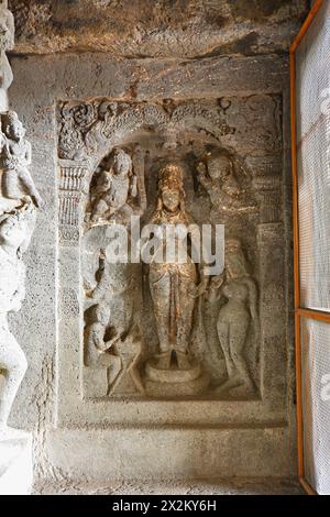 Ellora-Höhlen: Buddhistische Höhle Nr. 6. Stellt eine Göttin mit einem Pfau zu ihrer Rechten dar, identifiziert als Mahamayuri Stockfoto