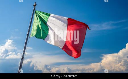 Die Fahne von Italien flattert im Wind, isoliert gegen blauer Himmel Stockfoto