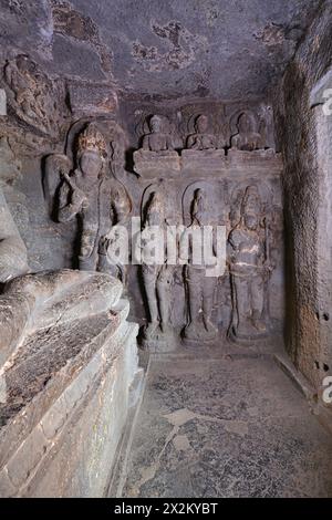 Ellora buddhistische Höhlen: Höhle Nr. 11 zweiter Stock:- wie im linken Schrein, Figuren sitzender Buddhas (auf der oberen Ebene) und Bodhisattvas (unten) Stockfoto