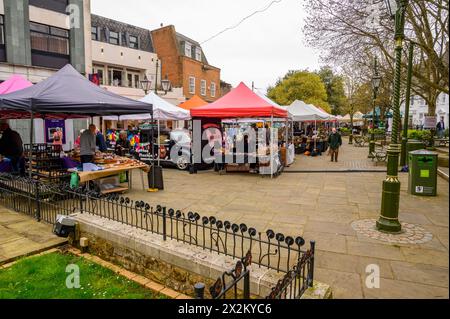 Marktstände und Shopper auf dem Freiluftmarkt am Samstag in Carfax in Horsham, West Sussex, England. Stockfoto