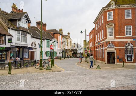 Blick auf den Marktplatz und das Old Town Hall vom gepflasterten Carfax in der historischen Marktstadt Horsham in West Sussex, England. Stockfoto