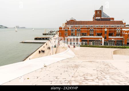 Das Kraftwerk Tejo in der Nähe des Maat-Museums oder des Museums für Kunst, Architektur und Technologie in Lissabon. Das Museum wurde von Amanda Levete entworfen Stockfoto