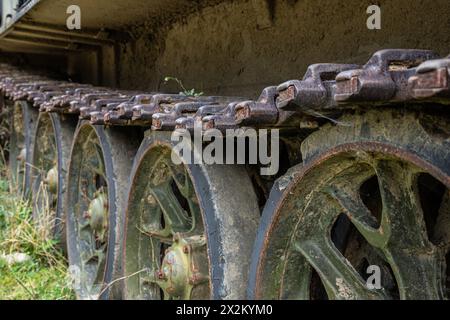 Das alte rostige sowjetische Militär verfolgte ein Geländefahrzeug. Stockfoto