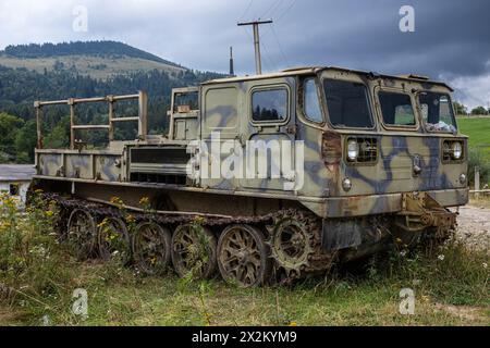 Das alte rostige sowjetische Militär verfolgte ein Geländefahrzeug. Stockfoto