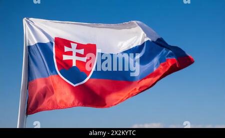 Die Fahne von der Slowakei flattert im Wind, isoliert gegen blauer Himmel Stockfoto